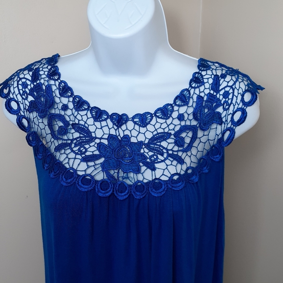 Blue Top with Flower Lace Collar - Picture 4 of 6